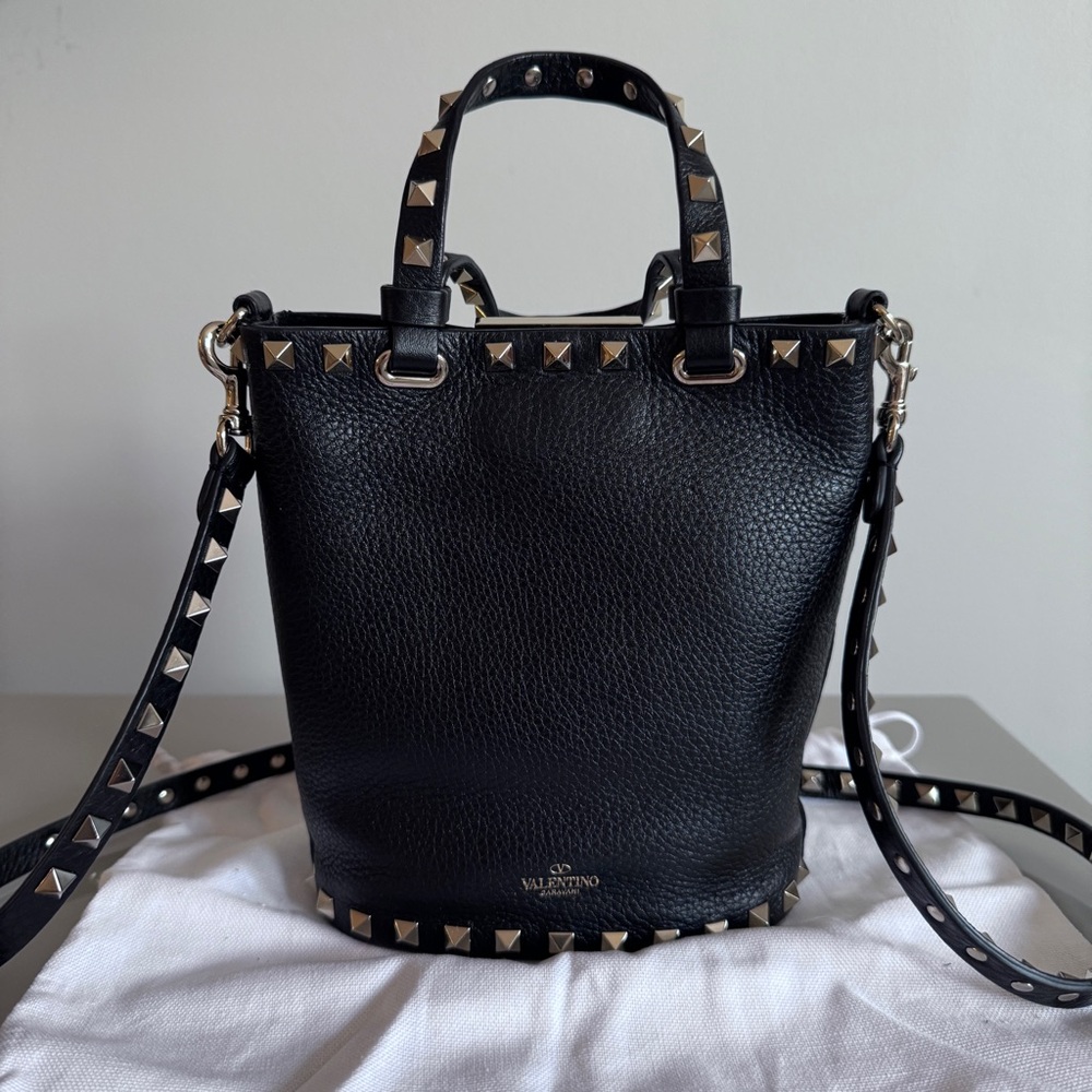VALENTINO GARAVANI Mini Rockstud Leather Bucket Bag-Black with gold studs - Picture 8 of 10